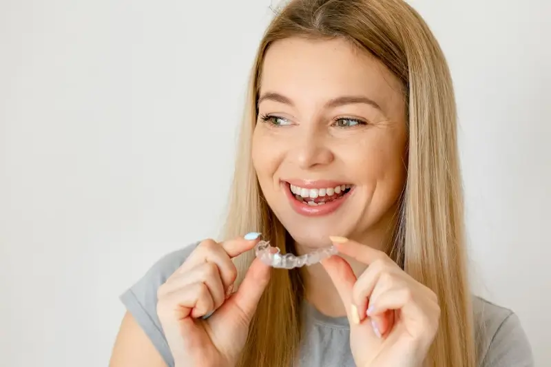 Czy noszenie nakładek Invisalign boli?