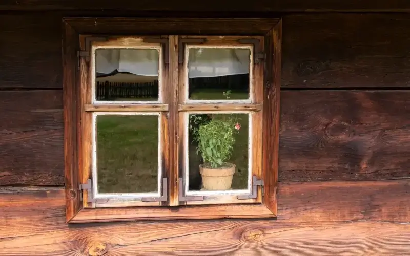 Jak konserwować drewniane okna?