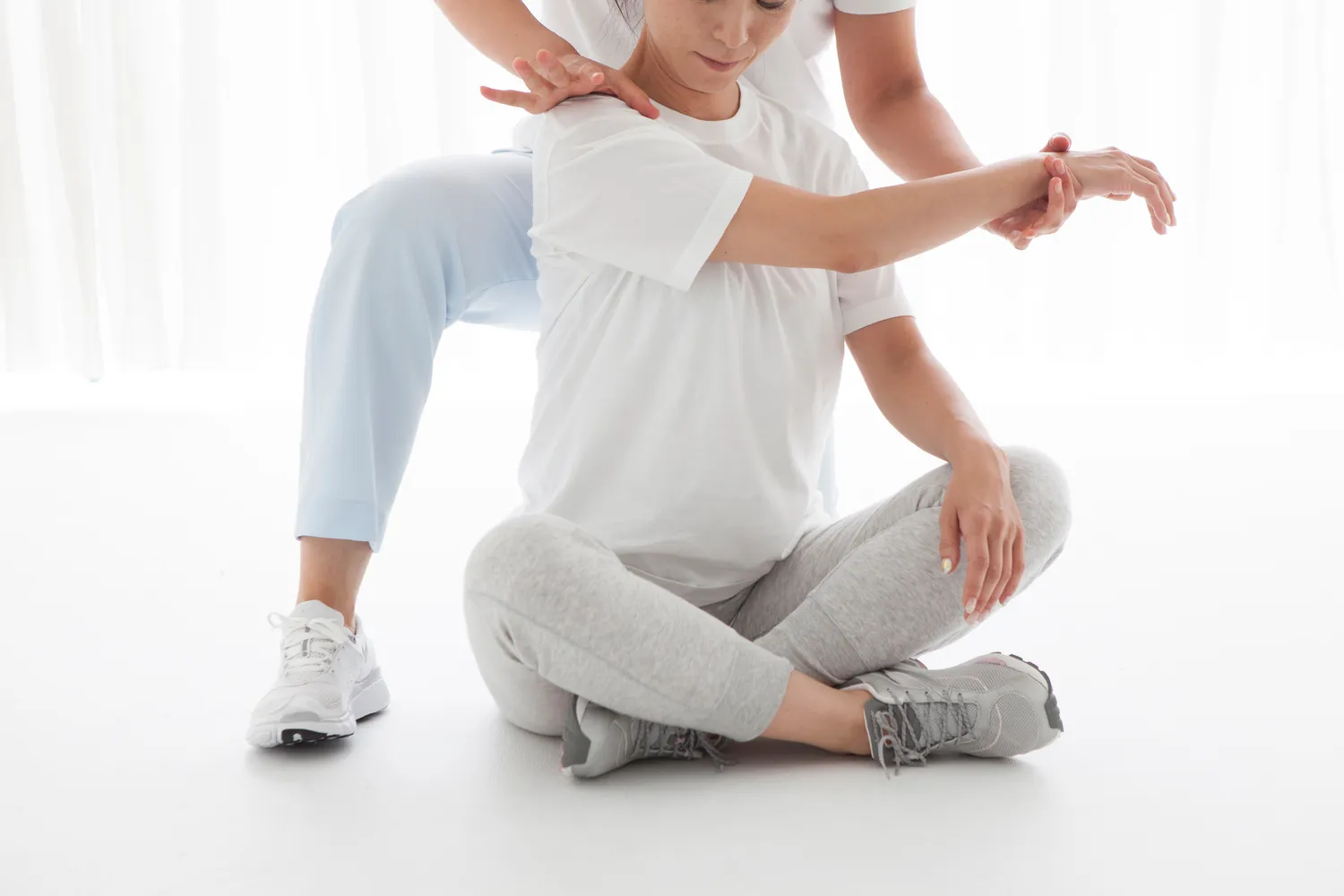 Jaką pomoc w bólach kręgosłupa można uzyskać w gabinecie rehabilitacyjnym?